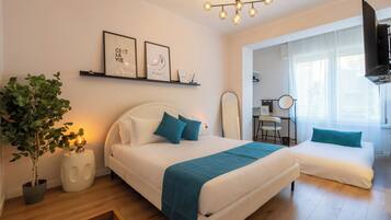 Comfort Triple Room | Desk, laptop workspace, free WiFi, bed sheets