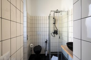 Kamar Triple Klasik | Meja kerja, ruang kerja ramah laptop, Wi-Fi gratis, dan seprai linen