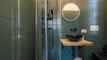 Economy Single Room | Bathroom | Shower, hair dryer, towels, soap