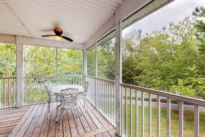 Outdoor dining - Sea Colony Tennis 2nd-floor condo with pool, tennis court, & basketball court (Bethany Beach)