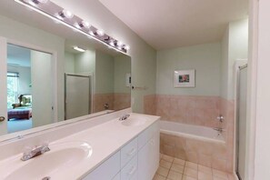 Shower, hair dryer, towels - Sea Colony Tennis 1st-floor condo with sauna, pool, & gym (Bethany Beach)