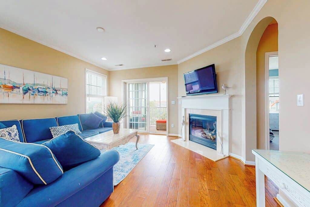 Télévision, cheminée, lecteur de DVD, espaces bureaux