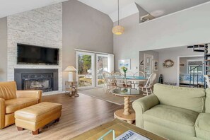 TV, fireplace, DVD player, offices - 2nd-floor Sea Colony Tennis condo with pool, sauna & basketball court (Bethany Beach)