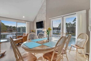 Dining - 2nd-floor Sea Colony Tennis condo with pool, sauna & basketball court (Bethany Beach)