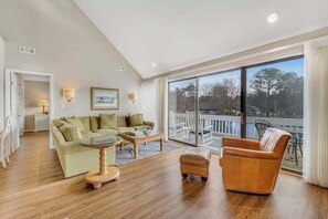 TV, fireplace, DVD player, offices - 2nd-floor Sea Colony Tennis condo with pool, sauna & basketball court (Bethany Beach)