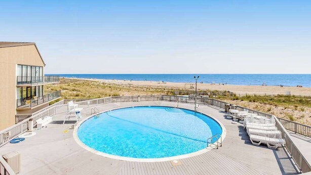 Una piscina con vista sulla spiaggia e sull'oceano.