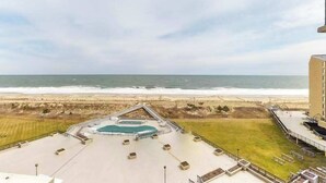 Zona de piscina en la azotea con vista a la playa y al océano.