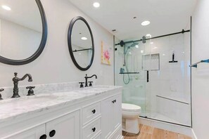 Douche, sèche-cheveux, serviettes fournies