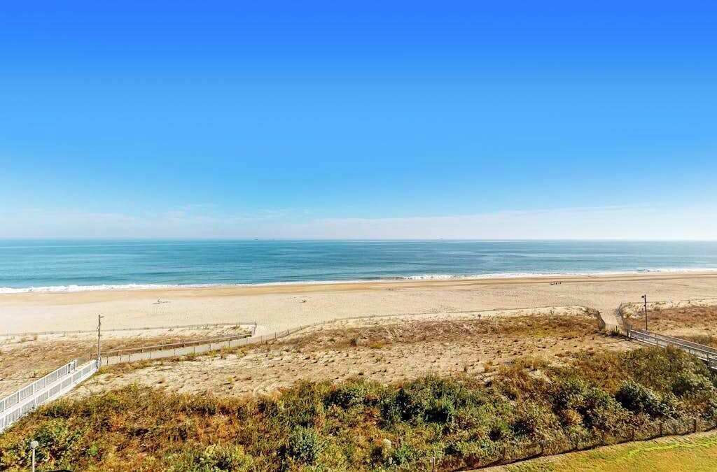 På stranden