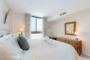 Tabla de planchar con plancha, wifi y ropa de cama 