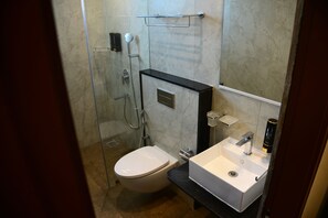 Superior Room | Bathroom - Earth Hotels Hebbal (Bengaluru)