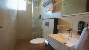 Superior Room | Bathroom | Shower, free toiletries, bidet, towels
