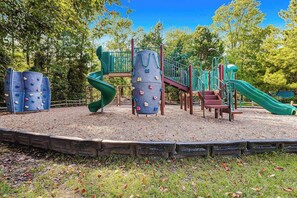 Children’s area - Sea Colony Ocean 6th-floor condo wit balcony, tennis court, & basketball court (Bethany Beach)