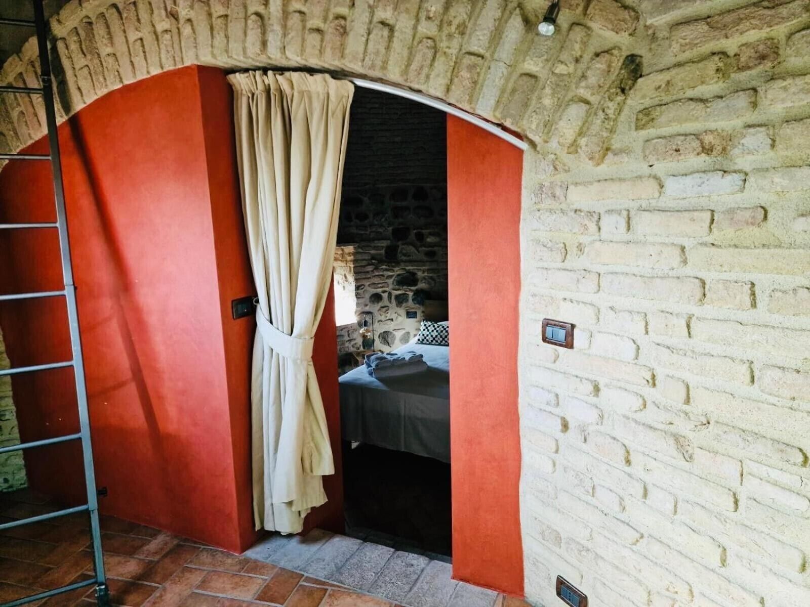Tabla de planchar con plancha, wifi, ropa de cama