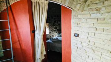 Tabla de planchar con plancha, wifi, ropa de cama