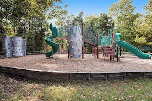 Children’s area - Sea Colony Ocean 8th floor condo w/ basketball court, pool, and elevator (Bethany Beach)