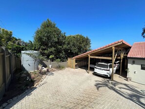 Casa, 1 habitación, patio, vista al jardín | Estacionamiento | Estacionamiento limitado 