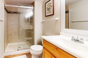 Shower, towels - Sea Colony Ocean Third-Floor Condo with Tennis Court, Gym, & Balcony (Bethany Beach)