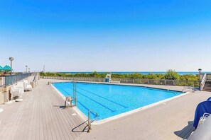 Ein Pool auf einer Sonnenterrasse mit Blick auf den Ozean.