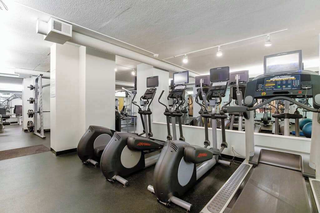 Ett gym med motionscyklar, löpband och styrketräningsmaskiner.