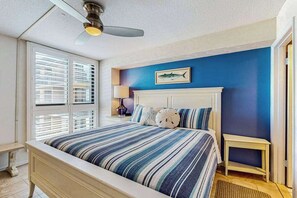 Tabla de planchar con plancha, wifi y ropa de cama 