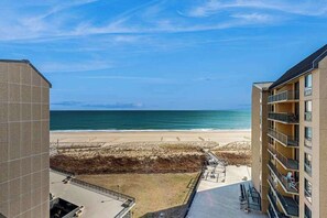 On the beach - Sea Colony Ocean 8th floor condo w/ free WiFi, elevator, and tennis court (Bethany Beach)