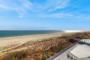 On the beach - Oceanfront fifth-floor condo with sauna, pools, & hot tub on-site (Bethany Beach)