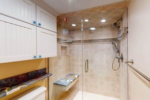 Shower, towels - Sea Colony Ocean Fifth-Floor Condo with Hot Tub, Pool, & Basketball (Bethany Beach)
