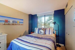 Iron/ironing board, WiFi, bed sheets - Sea Colony Ocean 1st floor condo w/ tennis court, balcony, and pool (Bethany Beach)