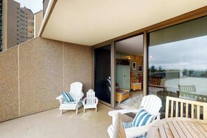 Terrace/patio - Sea Colony Ocean 1st floor condo w/ pools, private beach and free WiFi (Bethany Beach)