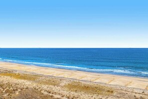 On the beach - Sea Colony Ocean 8th floor condo w/ pool, free WiFi, & basketball court (Bethany Beach)
