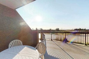 Outdoor dining - Sea Colony Ocean 1st floor condo w/ basketball court, tennis court, & WiFi (Bethany Beach)
