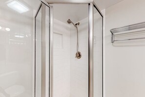 Shower, towels - Sea Colony 8th floor condo w/ shared gym, sauna, basketball court - ocean view (Bethany Beach)