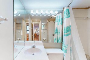 Shower, towels - Sea Colony 8th floor condo w/ shared gym, sauna, basketball court - ocean view (Bethany Beach)