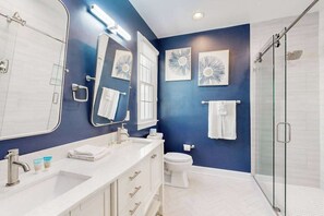 Shower, towels - Bear Trap Dunes house w/ golf on-site, fireplace, basketball court, shared sauna (Ocean View)