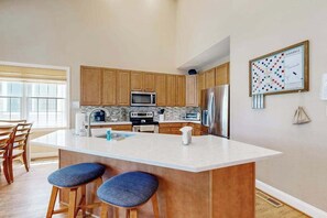 Fridge, microwave, oven, stovetop - Bear Trap Dunes house w/ golf on-site, fireplace, basketball court, shared sauna (Ocean View)
