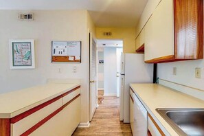 Fridge, microwave, oven, stovetop - Sea Colony Tennis 2nd floor condo w/ basketball court, shared sauna, and pool (Bethany Beach)