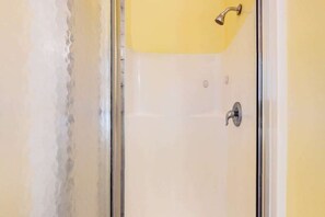 Shower, hair dryer, towels - Sea Colony Tennis 2nd floor condo w/ basketball court, shared sauna, and pool (Bethany Beach)