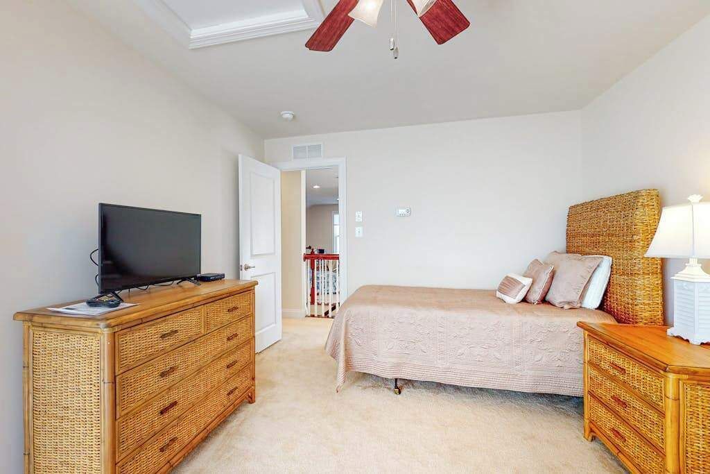 Tabla de planchar con plancha, wifi, ropa de cama