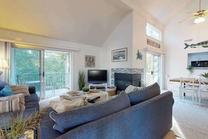 TV, fireplace, DVD player, offices - Sea Colony Tennis 2nd floor condo w/ gym, basketball court, and lake view (Bethany Beach)