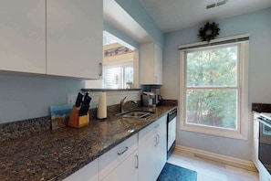 Fridge, microwave, oven, stovetop - Sea Colony Tennis 2nd floor condo w/ gym, basketball court, and lake view (Bethany Beach)