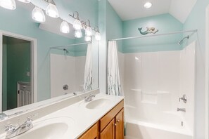 Shower, towels - Bear Trap Dunes townhouse w/ gym, basketball court, tennis court, shared sauna (Ocean View)
