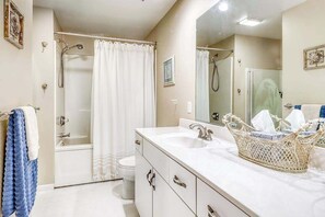 Shower, hair dryer, towels - Sea Colony Tennis 1st floor condo w/ pool, shared sauna, and lake view (Bethany Beach)