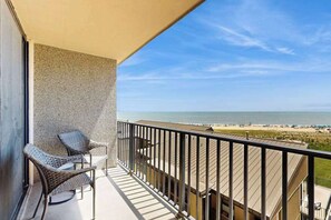 Property grounds - Sea Colony condo with a pool, gym, hot tub, sport courts, & W/D - beach views (Bethany Beach)