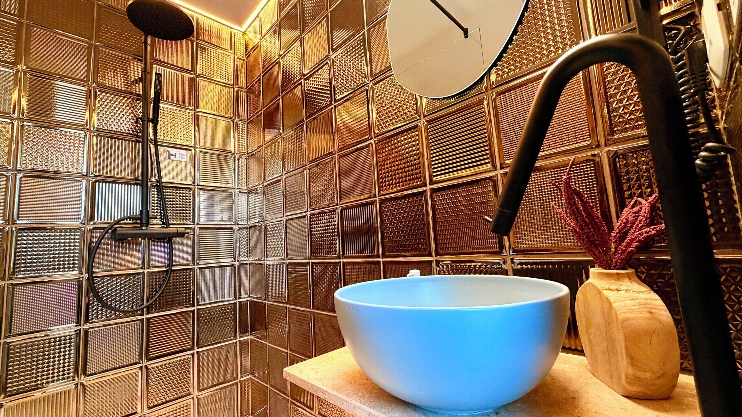 Comfort Studio, 1 Queen Bed, Non Smoking, Private Bathroom | Bathroom | Shower, free toiletries, hair dryer, towels