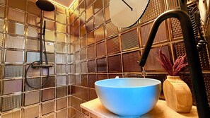 Comfort Studio, 1 Queen Bed, Non Smoking, Private Bathroom | Bathroom | Shower, free toiletries, hair dryer, towels - Modern Studios Steps from Piața Romană (București)