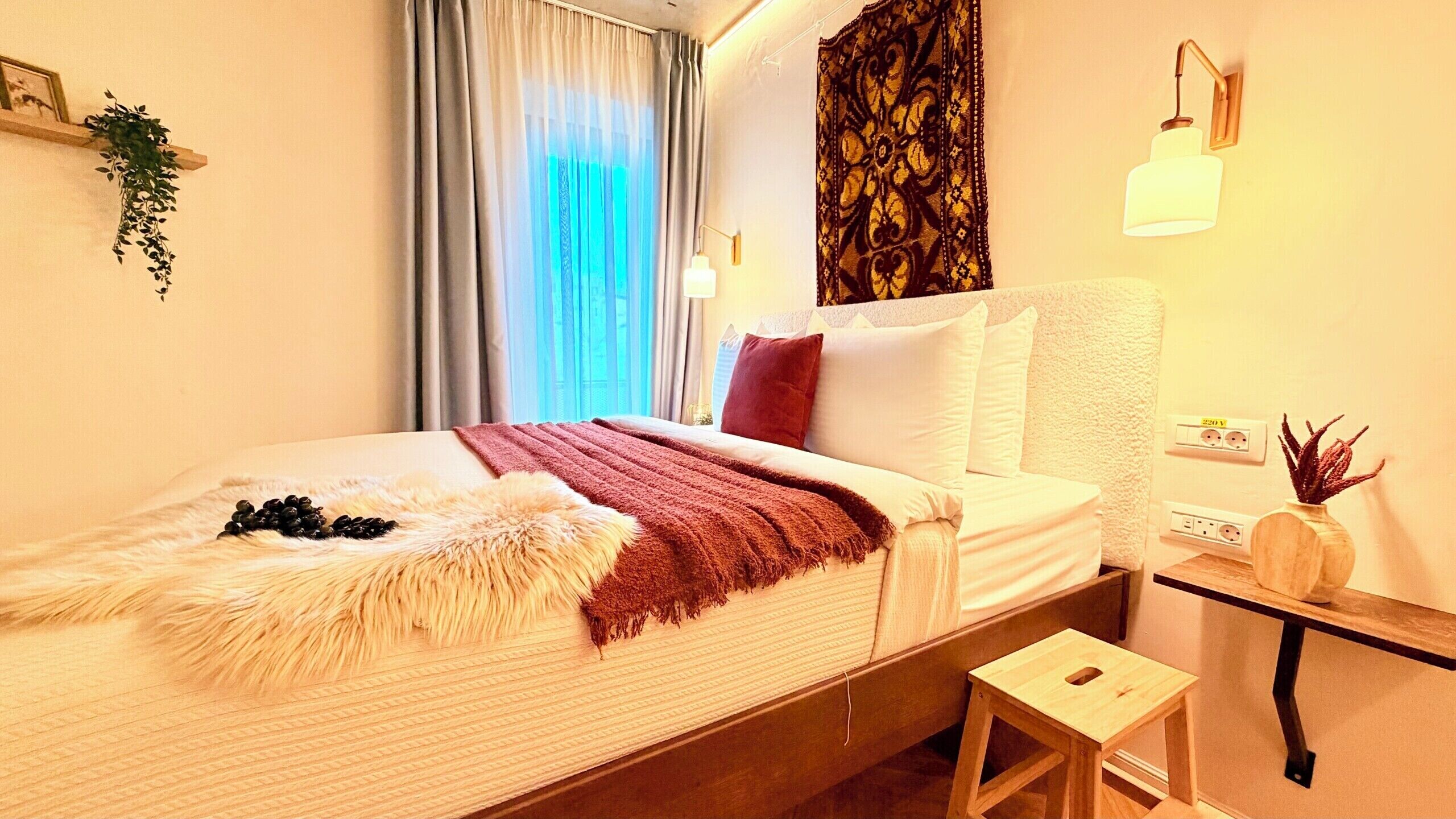 Comfort Studio, 1 Queen Bed, Non Smoking, Private Bathroom | Blackout drapes, iron/ironing board, free WiFi, bed sheets