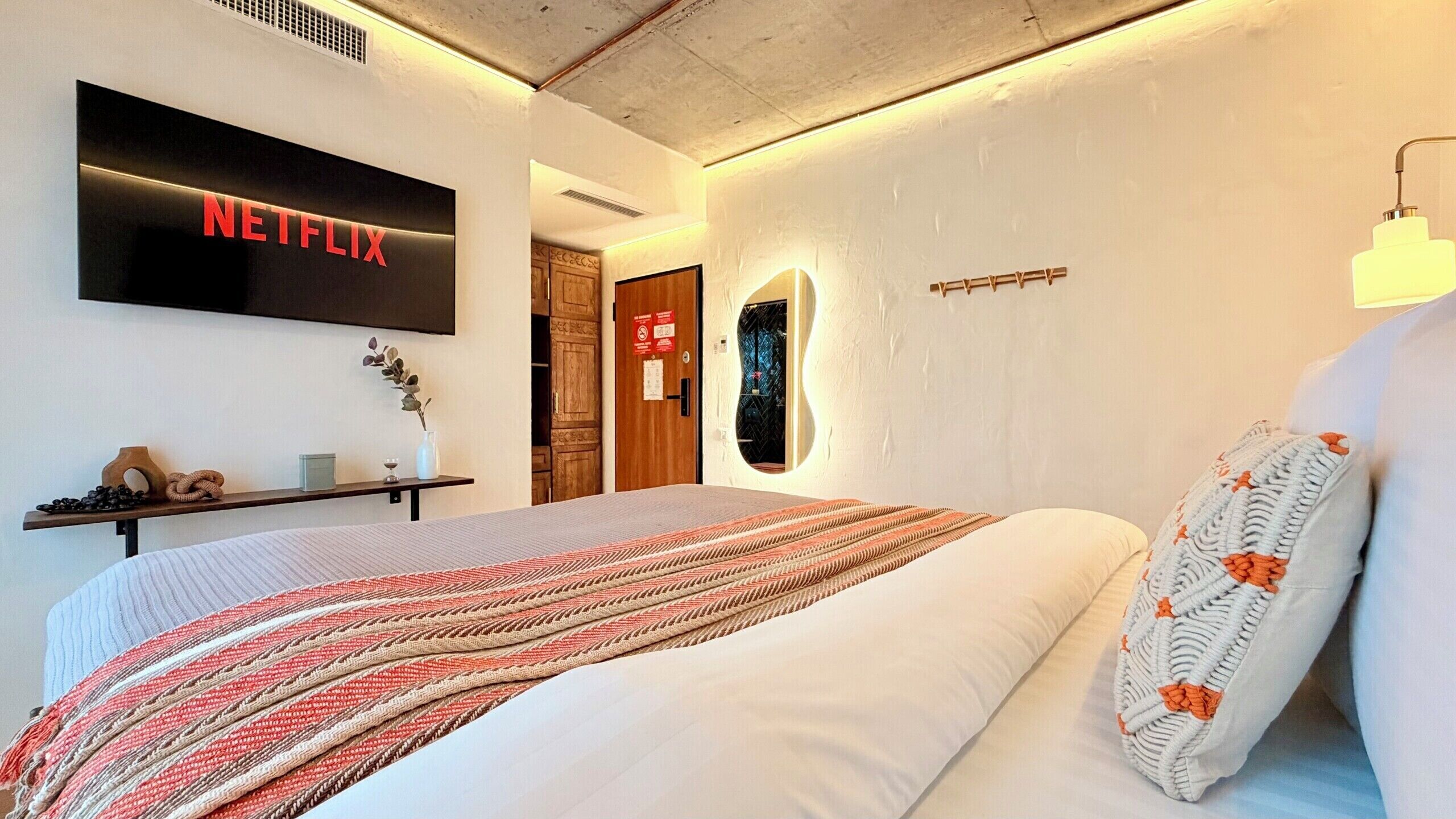 Comfort Studio, 1 Queen Bed, Non Smoking, Private Bathroom | Blackout drapes, iron/ironing board, WiFi (free), bed sheets