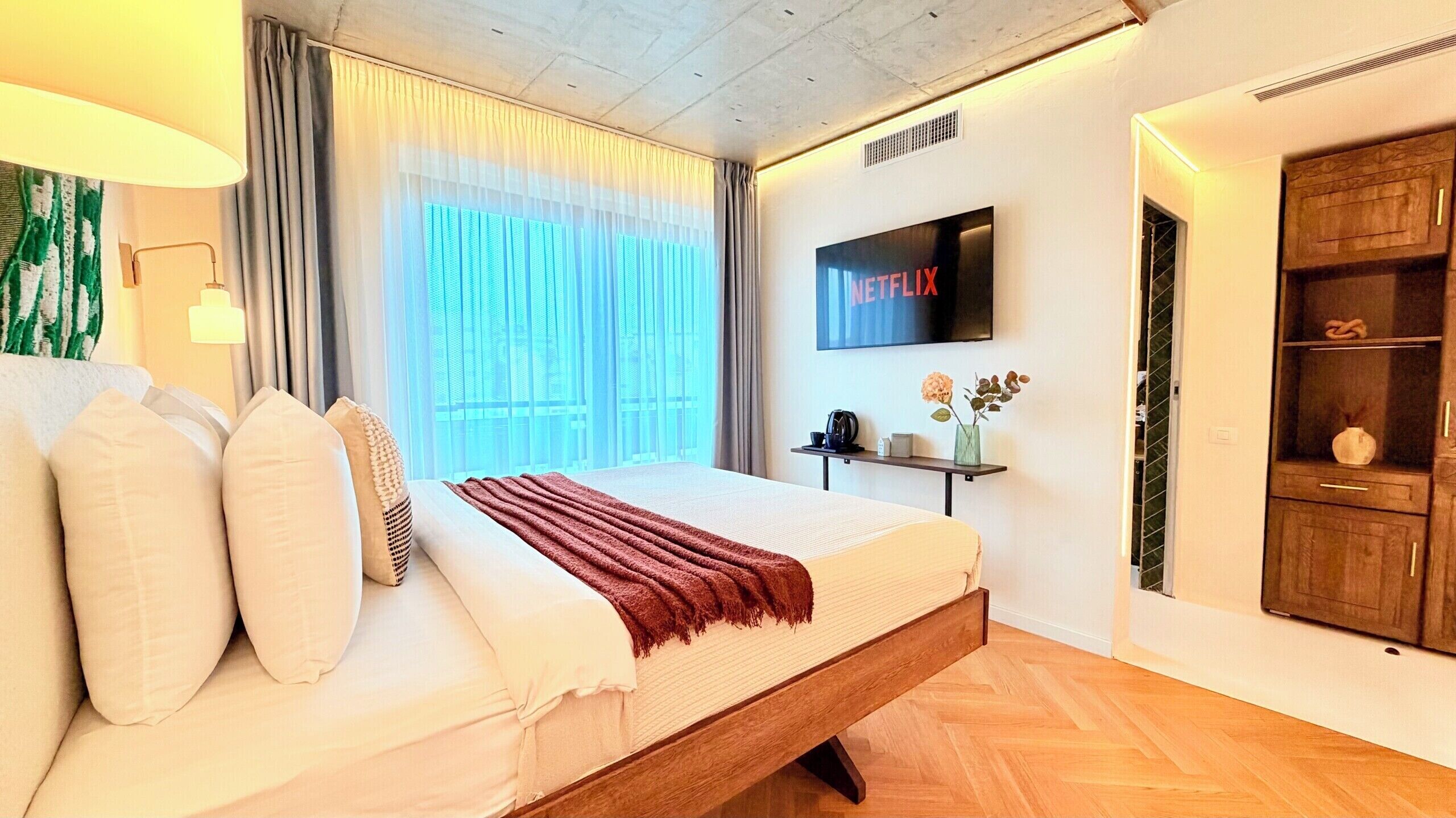 Studio Comfort, 1 Tempat Tidur Queen, Bebas Asap Rokok, kamar mandi pribadi | Tirai kedap cahaya, setrika/meja setrika, Wi-Fi gratis, dan seprai linen