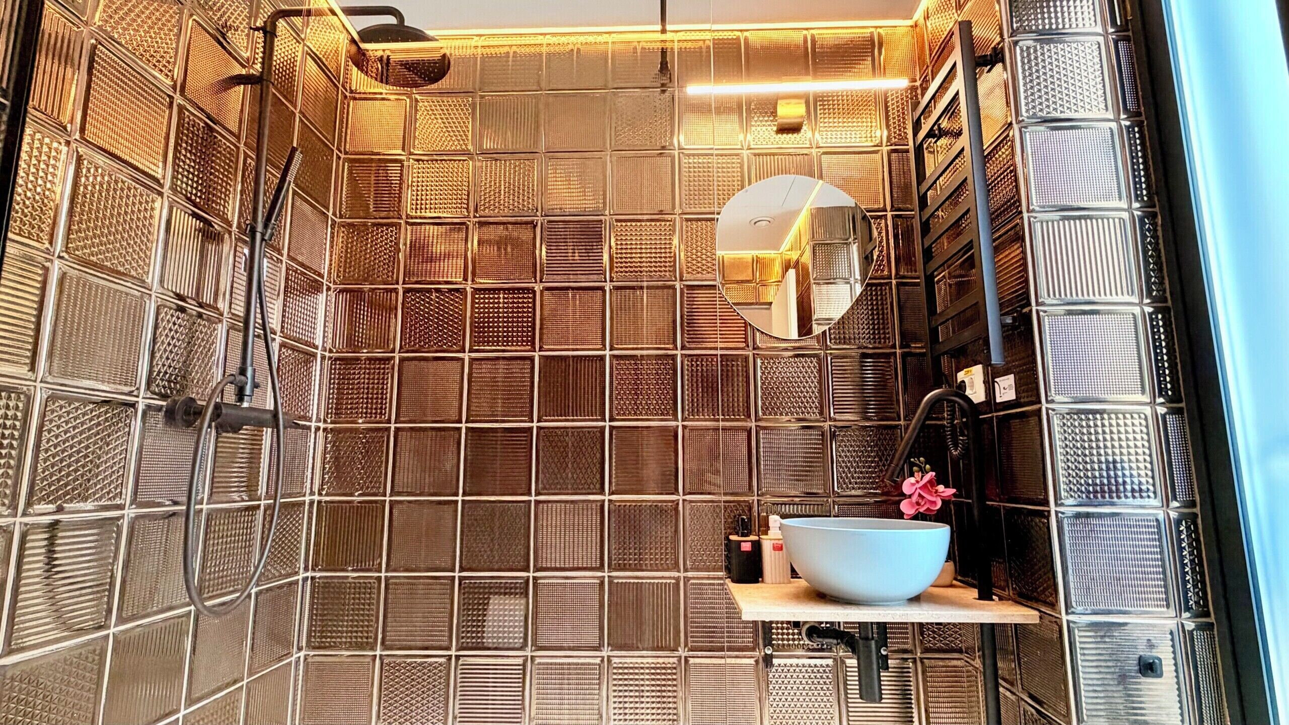 Comfort Studio, 1 Queen Bed, Non Smoking, Private Bathroom | Bathroom | Shower, free toiletries, hair dryer, towels